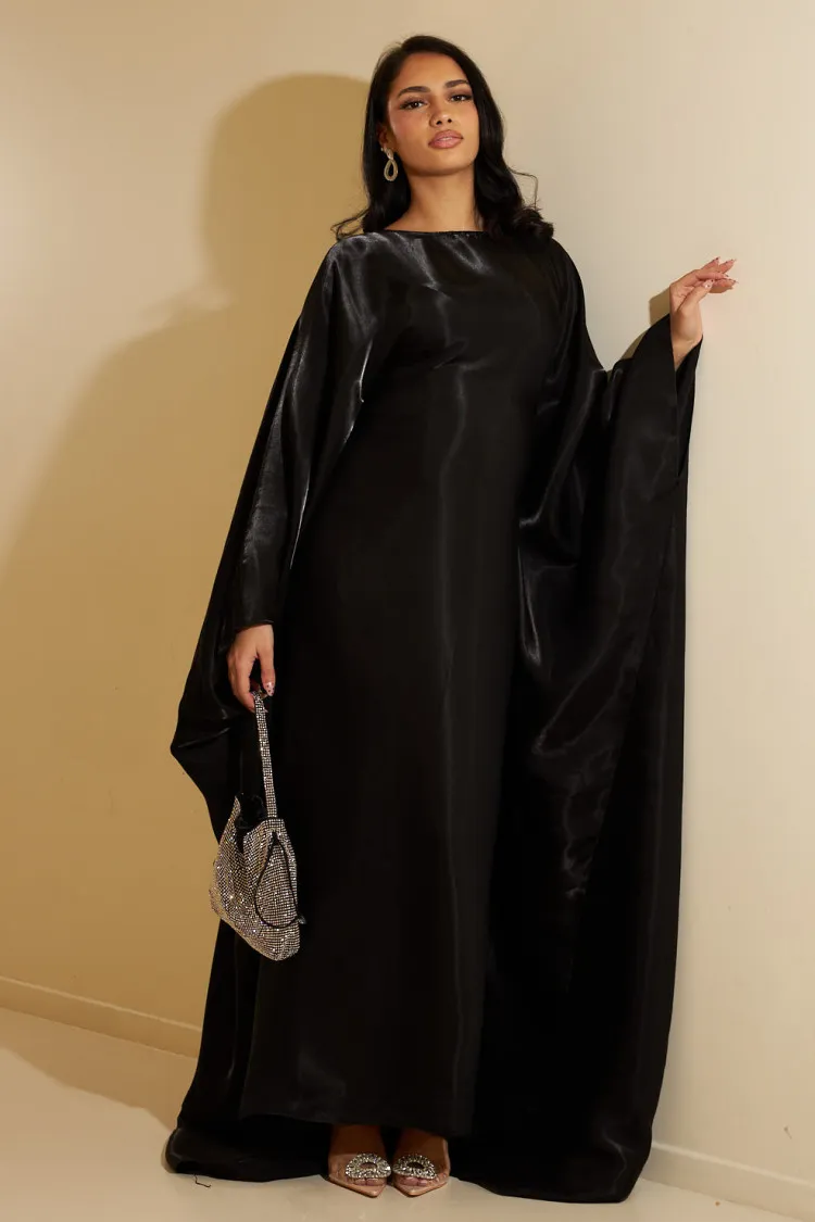 Abaya noire à manches chauves-souris satinée