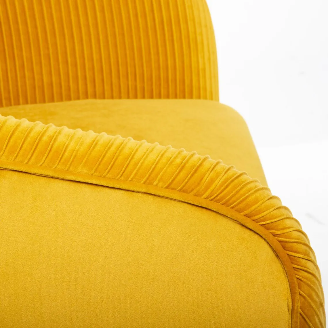 Fauteuil “Solaro” en velours ocre | 3 Suisses