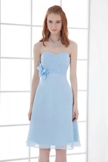 Robe bleu pastel décolleté cœur empire ornée des fleurs en mousseline