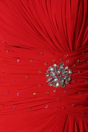 Robe de soirée rouge à bustier orinée de strass en mousseline