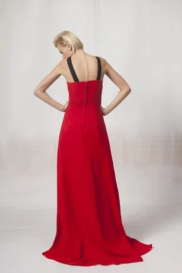 Simple robe rouge col halter aux bretelles noires longue en mousseline